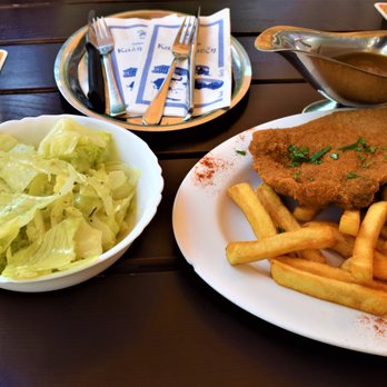 Dorle - Schnitzel mit pommes, soße & eisbergsalat, 11,50€ - Greek Near Me - Schwäbisch Hall, BW