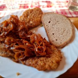 Burgunderstübchen Weingut Sinz - Schnitzel (2!) mit Zwiebeln und Brot