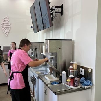 CONES - Mix-in machins - Ice Cream & Frozen Yogurt Near Me - Canby, Oregon