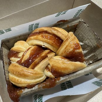 Caracas Bakery - Guava babka - Bakeries Near Me - Miami, Florida