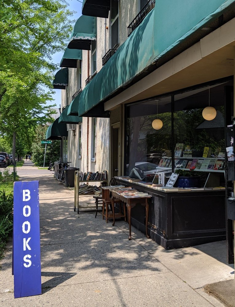 Nat's Uptown Books Logo