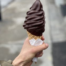 Hoche Glacé - Vegan swirl with dark chocolate dip
