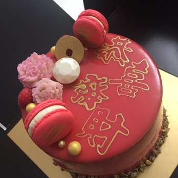 Daan Go Cake Lab - We added the Diamond from another cake on.  $40 - 6' cake - Desserts Near Me - Toronto, Ontario