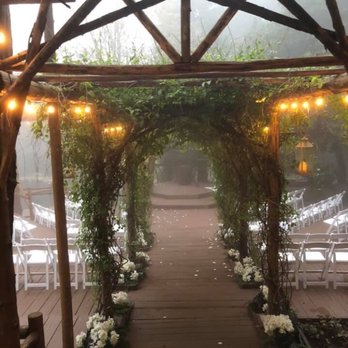 Arrowhead Pine Rose Cabins - Ceremony aisle - Venues & Event Spaces Near Me - Twin Peaks, California
