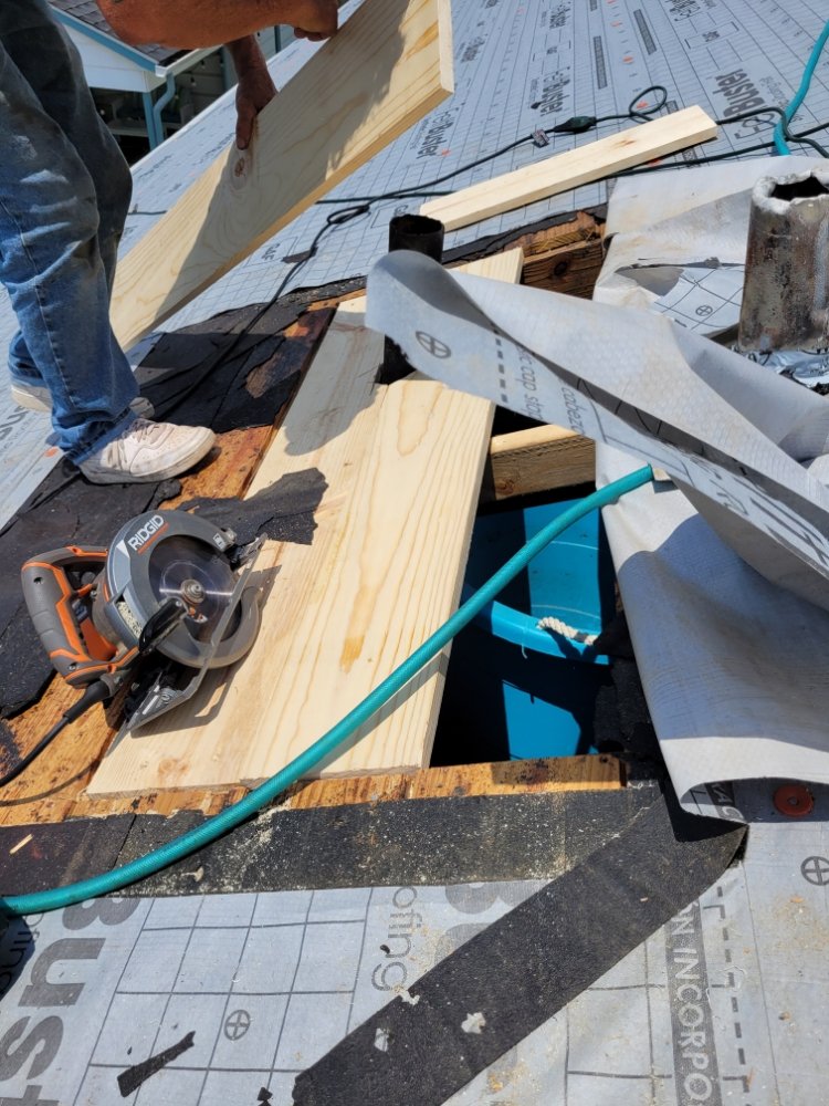 Slide of Del's & Son Roofing