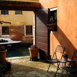 Ca' Venexiana - Sunlight from the canal