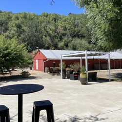 TwiningVine Winery - Beautiful space and lots of spots to sit and enjoy the views