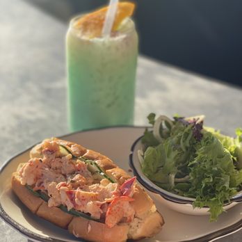 Pilot - Permanent Vacation cocktail and Lobster roll - Cocktail Bars Near Me - Brooklyn, New York