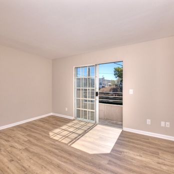 Amy Pezeshki - Bedroom - Real Estate Agents Near Me - Los Angeles, California Amy Pezeshki - Bedroom - Real Estate Agents Near Me - Los Angeles, California
