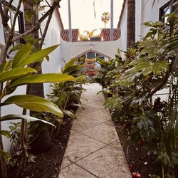 Casa Del Mar Inn - Walkway to our room