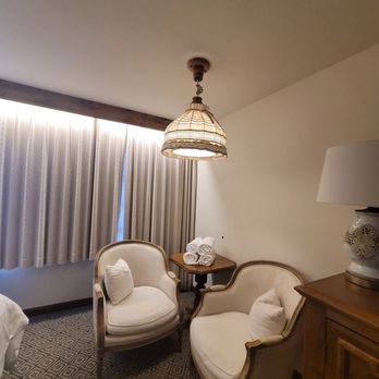 Enzian Inn - Couches - Hotels Near Me - Leavenworth, Washington