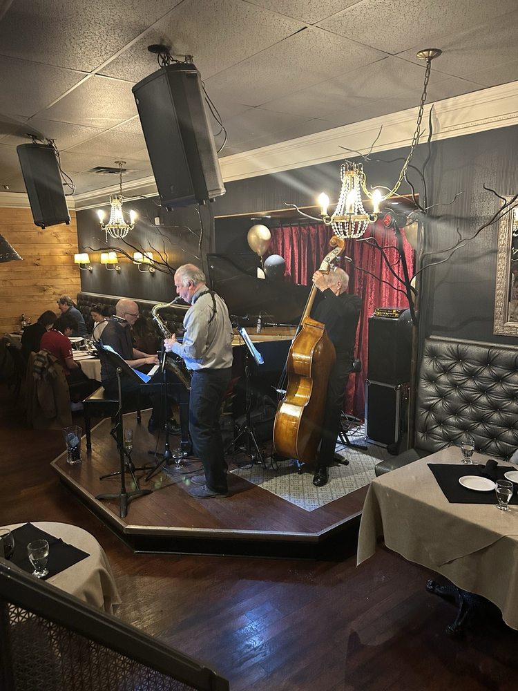 Manhattans Pizza Bistro Music Club - Photo 2