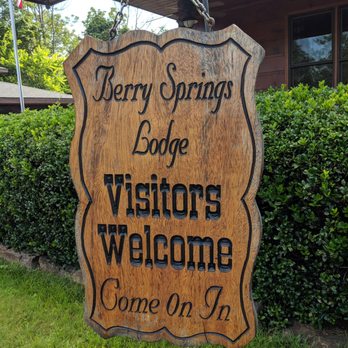 Berry Springs Lodge - Adorable sign to greet you at the entrance - Bed & Breakfast Near Me - Sevierville, Tennessee Berry Springs Lodge - Adorable sign to greet you at the entrance - Bed & Breakfast Near Me - Sevierville, Tennessee