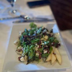 Elizabeth's Chop House - Chophouse house salad - very good! Full of flavor!