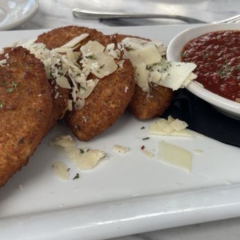 Buona Ristorante - Mozzarella Mezzaluna. Pretty darn tasty. Great flavors in the red sauce. - Pizza Near Me - St Pete Beach, Florida Buona Ristorante - Mozzarella Mezzaluna. Pretty darn tasty. Great flavors in the red sauce. - Pizza Near Me - St Pete Beach, Florida