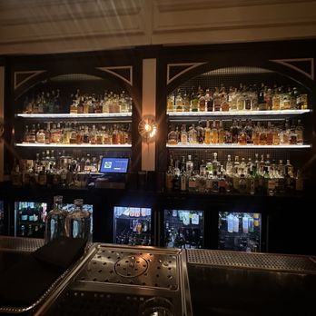 The Berkshire Room - Lounges Near Me - Chicago, Illinois