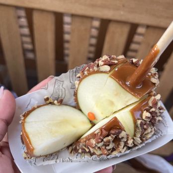 Rocky Mountain Chocolate Factory, Citadel Outlets - a hand holding a caramel apple - Chocolatiers & Shops Near Me - Commerce, California Rocky Mountain Chocolate Factory, Citadel Outlets - a hand holding a caramel apple - Chocolatiers & Shops Near Me - Commerce, California