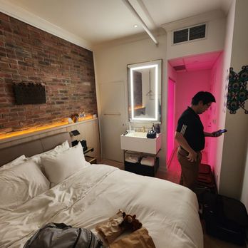 Gladstone House - Interior facing bathroom - Hotels Near Me - Toronto, Ontario