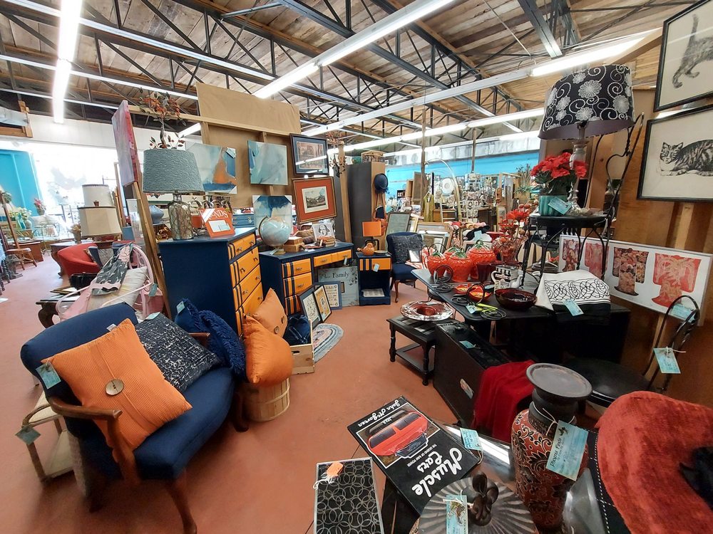 PHOENIX FINDS NOTO Updated September 2024 823 N Kansas Ave, Topeka