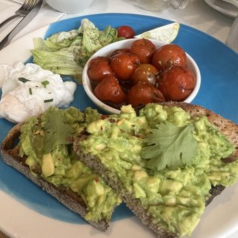 The Mill - Avocado smash with poached egg and side of roasted tomatoes - Coffee & Tea Near Me - Lisboa, 20