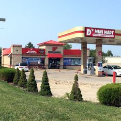 D's Mini Mart - Building Exterior and Patio