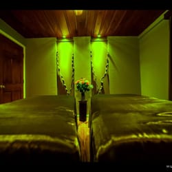 Majestic Massage & Day Spa - Couple massage room