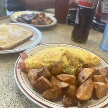Southwest Diner - Omelette with potatoes - Diners Near Me - Saint Louis, Missouri Southwest Diner - Omelette with potatoes - Diners Near Me - Saint Louis, Missouri