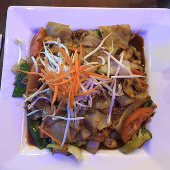 Thai Cafe Restaurant - Drunken noodles with chicken and tomatos!!! - Thai Near Me - Indianapolis, Indiana