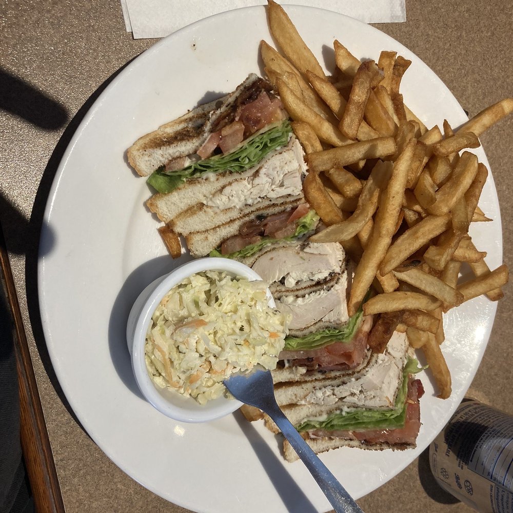 Resto-Bar Oasis - Club sandwich with slaw - Hotels Near Me - Napierville, Quebec Resto-Bar Oasis - Club sandwich with slaw - Hotels Near Me - Napierville, Quebec