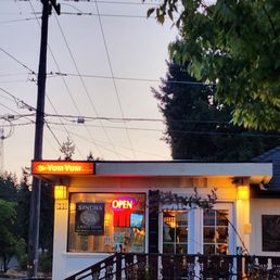 Exterior outside entrance of Yum Yum Thai - (9/8/25) - Shoreline, Washington Exterior outside entrance of Yum Yum Thai - (9/8/25) - Shoreline, Washington
