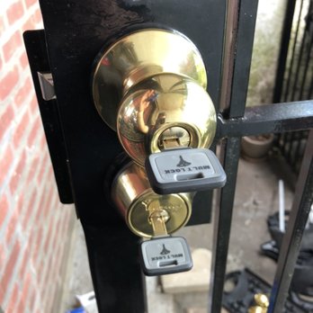 Mill basin Locksmith - Install multi lock mt5   1 deadbolt..and 1 door knob heavy duty.. call  today free estimate. Mill basin locksmith. - Keys & Locksmiths Near Me