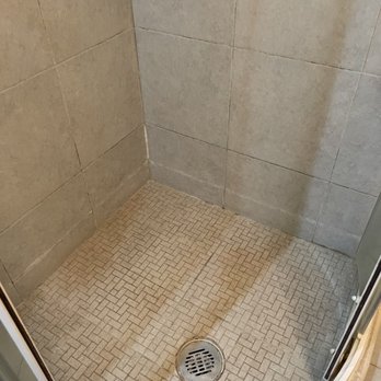 Hotel Santa Fe Loreto - Disgusting shower, complete with high water scum line.  No amount of cleaning could get it to an acceptable level of clean. - Hotels Near Me - Loreto, BCS
