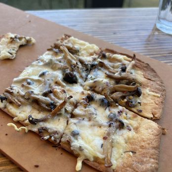 Viewpoint Brewing - Mushroom flatbread has a kick - Breweries Near Me - Del Mar, California Viewpoint Brewing - Mushroom flatbread has a kick - Breweries Near Me - Del Mar, California