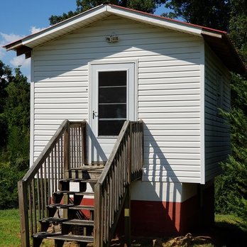Bed And Biscuit Kennels - The bath house includes bathing and clipping services if needed! - Pet Groomers Near Me - Adairsville, Georgia Bed And Biscuit Kennels - The bath house includes bathing and clipping services if needed! - Pet Groomers Near Me - Adairsville, Georgia