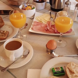 Restaurant Litfässchen - Frühstück nach einer Übernachtung im Littfässchen. Wir sind die einzigen Gäste und das Frühstück ist liebevoll angerichtet.  Lecker