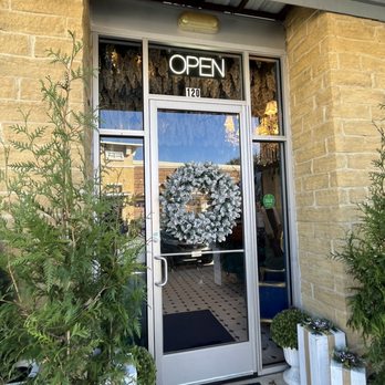 The Bloom Lounge - Festive decor for the season! - Breakfast & Brunch Near Me - Plano, Texas