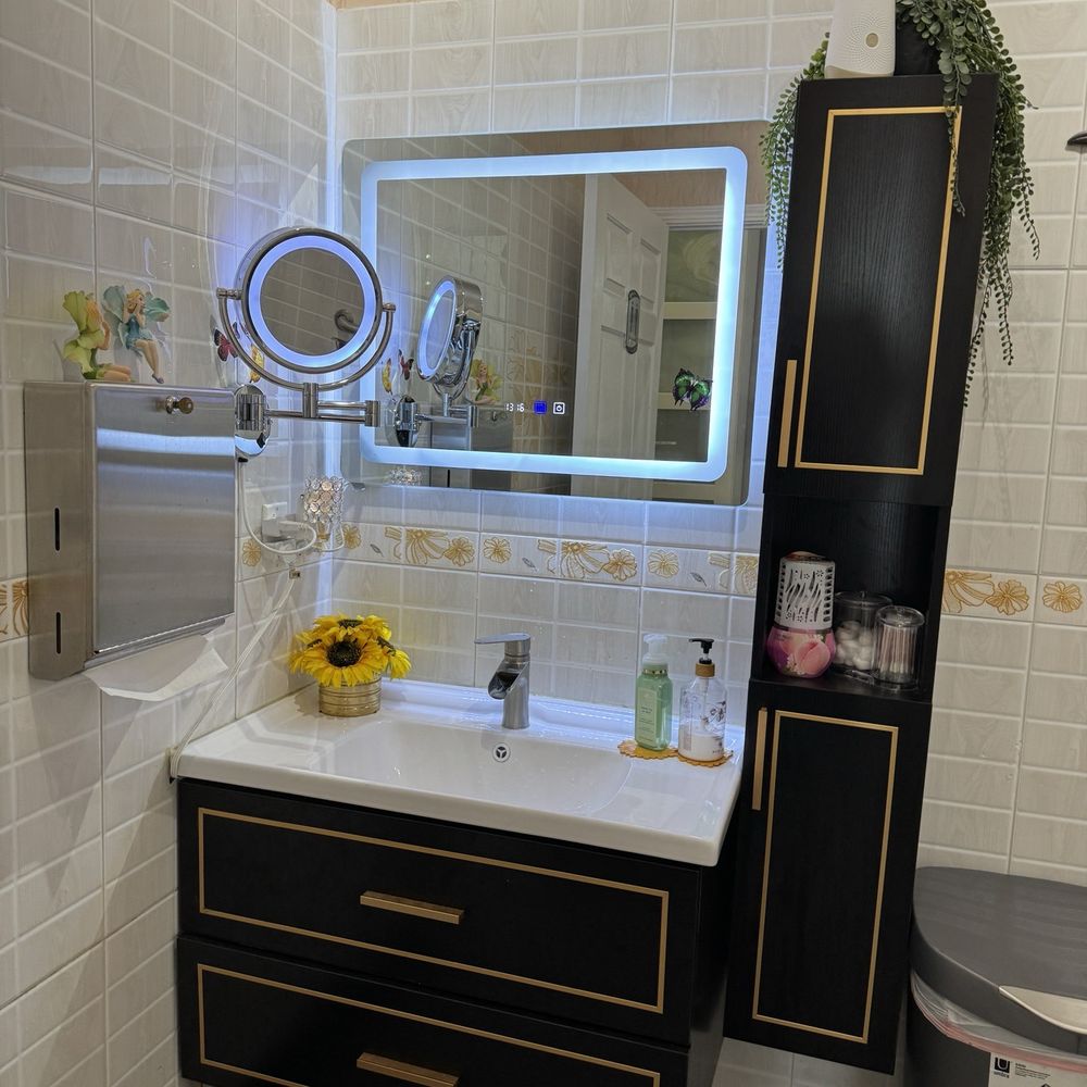 The bathroom looks modern and nice The bathroom looks modern and nice