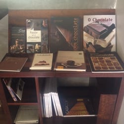 Stans Chocolates - Estante com livros sobre chocolate, pra aprender e se deliciar