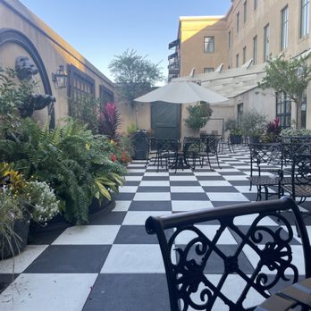 French Quarter Inn - Breakfast on the patio - Hotels Near Me - Charleston, South Carolina French Quarter Inn - Breakfast on the patio - Hotels Near Me - Charleston, South Carolina