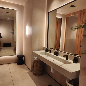Telefèric Barcelona - Nice bathroom - Spanish Near Me - Scottsdale, Arizona