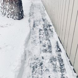 Lakeside Snow Removal - Side walkway