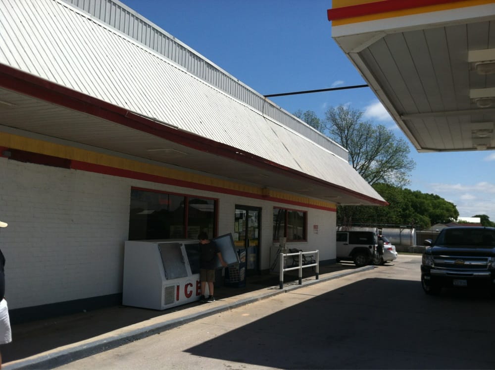 FUEL WORLD Updated October 2024 1211 E Hwy 82, Nocona, Texas