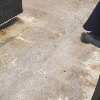 Epic Wings - Trash on floor - Chicken Wings Near Me - Murrieta, California