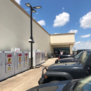 Buc-ee’s - I was VERY fortunate to get this close to the front door. Jam packed! - Convenience Stores Near Me - Luling, Texas Buc-ee’s - I was VERY fortunate to get this close to the front door. Jam packed! - Convenience Stores Near Me - Luling, Texas