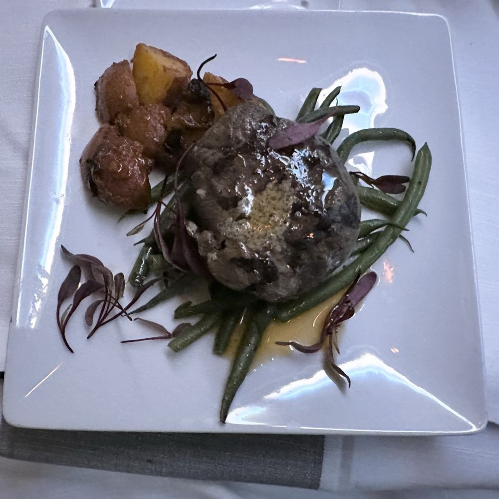 American Airlines - First class meal- steak & potatoes - Airlines Near Me American Airlines - First class meal- steak & potatoes - Airlines Near Me