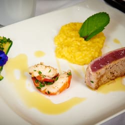Yellow-Fin-Thuna, gegrillte Scampi auf Spinatbett dazu Safran-Risotto