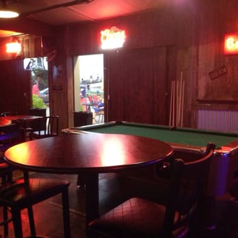 Red River Ice House - Sports Bars Near Me - Houston, Texas