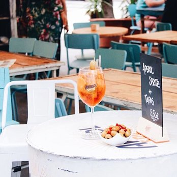 Kaymana - Kaymana Poke and Brunch by the Beach terrace interior - Breakfast & Brunch Near Me - Barcelona, B Kaymana - Kaymana Poke and Brunch by the Beach terrace interior - Breakfast & Brunch Near Me - Barcelona, B