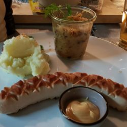 Auhof...Das Wirtshaus! - Bratwurst mit Kartoffelbrei und Sauerkraut