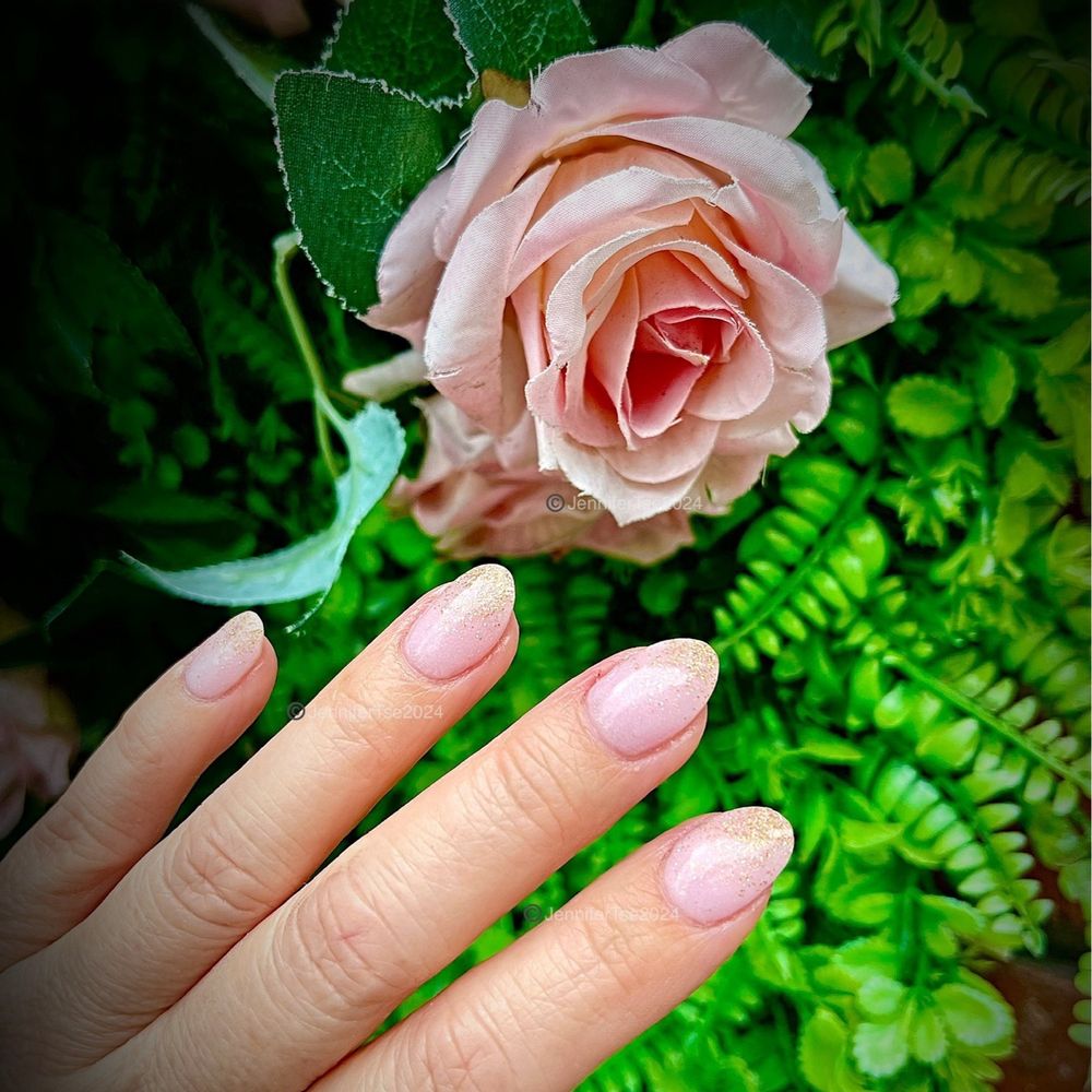 Nail dip powder w ombré shimmer. Nail dip powder w ombré shimmer.